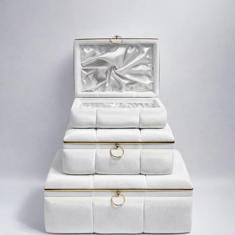 Set de 3 coffrets trousseau Nour en velours blanc nacré, coffret du haut ouvert