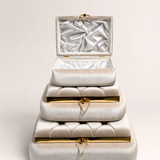 Set de 3 coffrets trousseau Inès en velours crème à cadre doré, coffrets ouverts