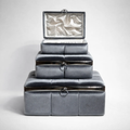Set de 3 coffrets trousseau Sirine en velours gris matelassé, coffret du haut ouvert