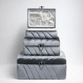 Set de 3 coffrets trousseau Leïla en velours gris plissé, coffret du haut ouvert