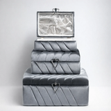Set de 3 coffrets trousseau Leïla en velours gris plissé, coffret du haut ouvert