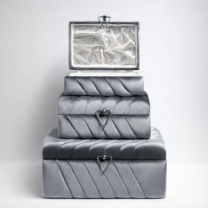 Set de 3 coffrets trousseau Leïla en velours gris plissé, coffret du haut ouvert
