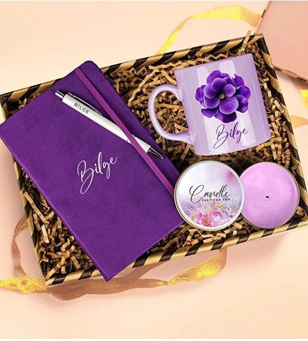 Coffret Cadeau Femme Personnalisé – Violet Élégance avec Mug, Bougie et Carnet CréaBySana