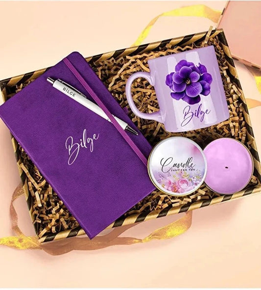 Coffret Cadeau Femme Personnalisé – Violet Élégance avec Mug, Bougie et Carnet CréaBySana