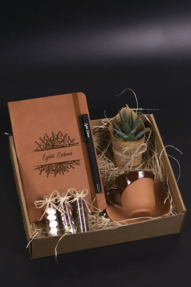Coffret Cadeau Personnalisé – Élégance Naturelle avec Carnet, Tasse & Plante CréaBySana