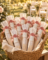 Éventails personnalisés en dentelle avec cachet de cire rose dans un panier, cérémonie de mariage en extérieur | CréaBySana