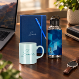 Coffret cadeau homme personnalisé – mug, gourde, carnet et stylo au prénom sur un bureau | CréaBySana