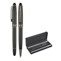 Parure stylo personnalisé : stylo à capuchon et stylo à bille noir mat à côté de leur écrin noir