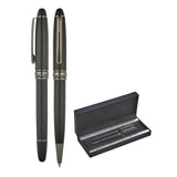 Parure stylo personnalisé : stylo à capuchon et stylo à bille noir mat à côté de leur écrin noir