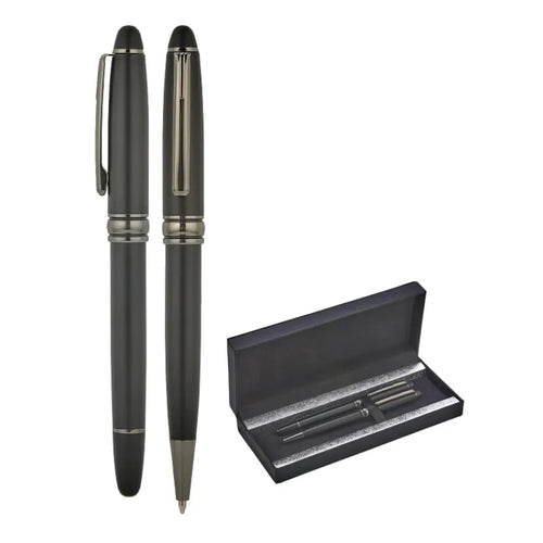 Parure stylo personnalisé : stylo à capuchon et stylo à bille noir mat à côté de leur écrin noir