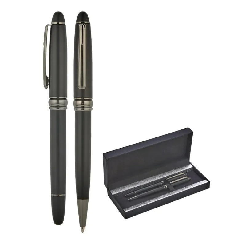 Parure stylo personnalisé : stylo à capuchon et stylo à bille noir mat à côté de leur écrin noir