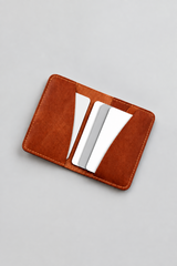 Porte-Cartes Double Poche Cuir – cognac sur fond blanc
