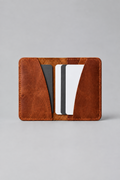 Porte-Cartes Double Poche Cuir – cognac sur tabouret