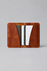 Porte-Cartes Double Poche Cuir – cognac sur tabouret