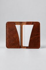 Porte-Cartes Double Poche Cuir – marron sur tabouret