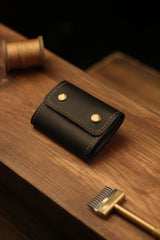 Porte-cartes cuir véritable artisanal — patine naturelle style minimaliste | CréaBySana