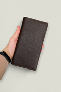 Portefeuille Long Cuir Grainé Chocolat – sur fond blanc