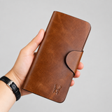 Portefeuille Long Cuir Cognac à Rabat – tenu en main