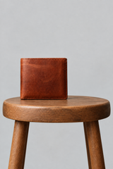 Portefeuille homme en cuir avec porte-monnaie – cognac, sur tabouret