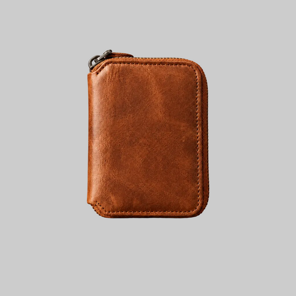 Portefeuille zippé homme en cuir – cognac, sur tabouret