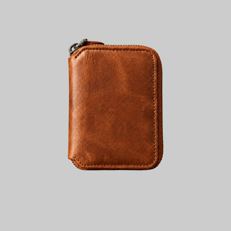 Portefeuille zippé homme en cuir – cognac, sur tabouret