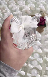 Vidéo d'un lot de flacons parfum personnalisés à monogramme et nœud blanc