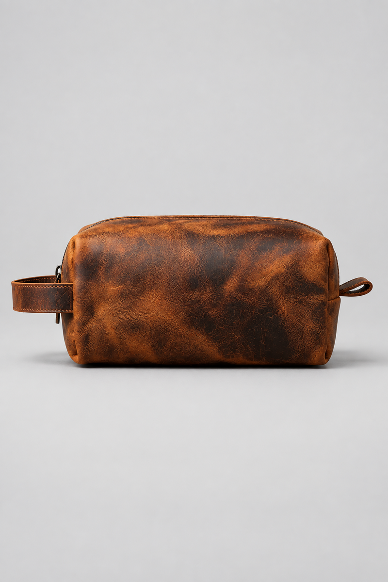 Trousse de Toilette Cuir – camel sur tabouret